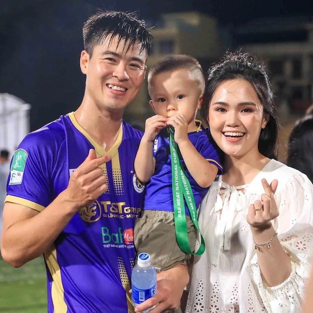 Gia đình nhỏ hạnh phúc của Duy Mạnh và Quỳnh Anh với con trai đầu lòng