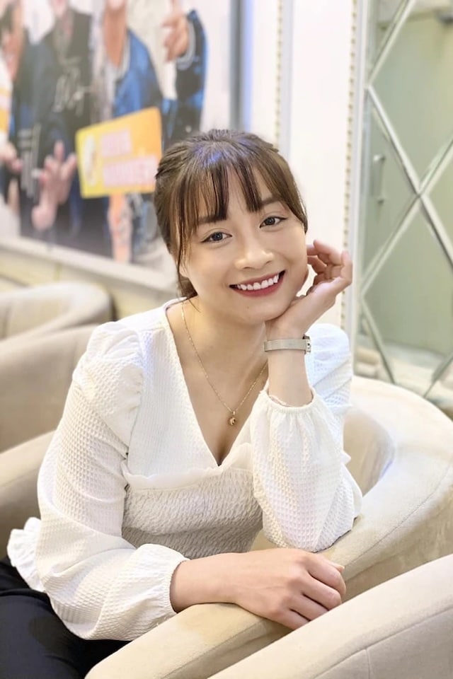 Với vẻ ngoài xinh đẹp rạng rỡ, cô nàng được gọi là “Hoa khôi sân cỏ”