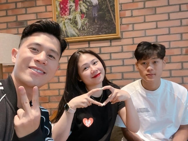 Cặp đôi thường đi chơi chung với e trai của nam cầu thủ