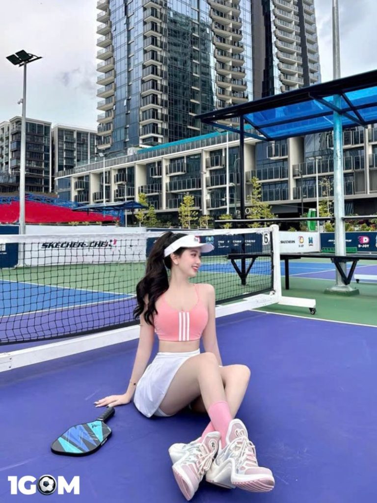 Gái xinh chơi pickleball

