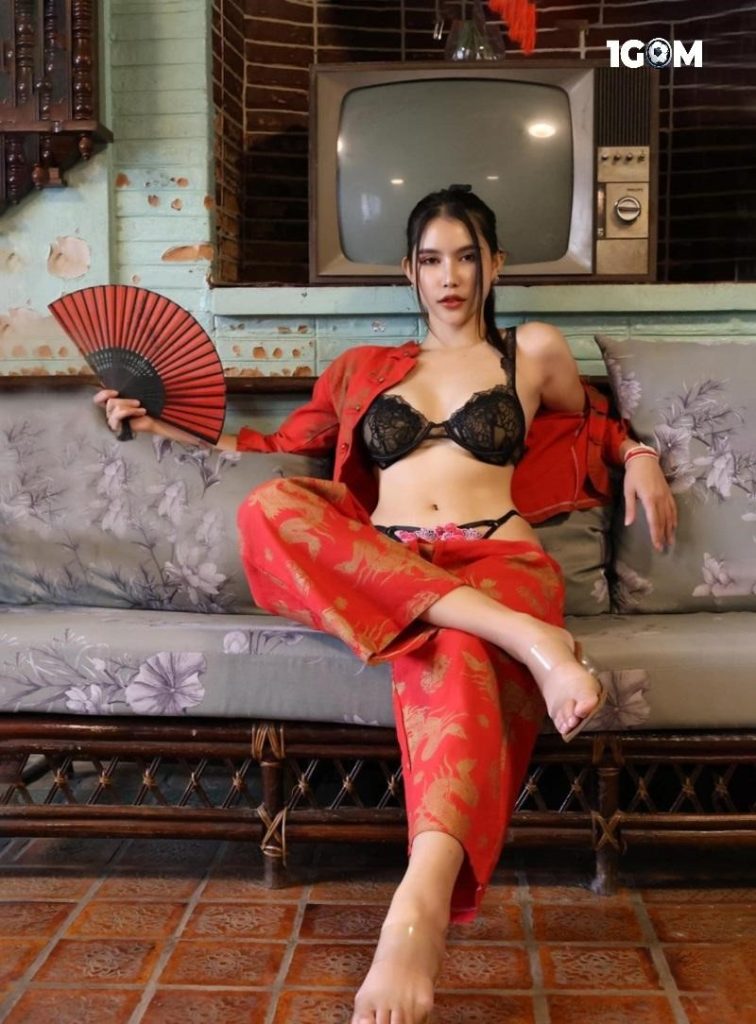 Cô nàng nổi bật với gu thời trang táo bạo